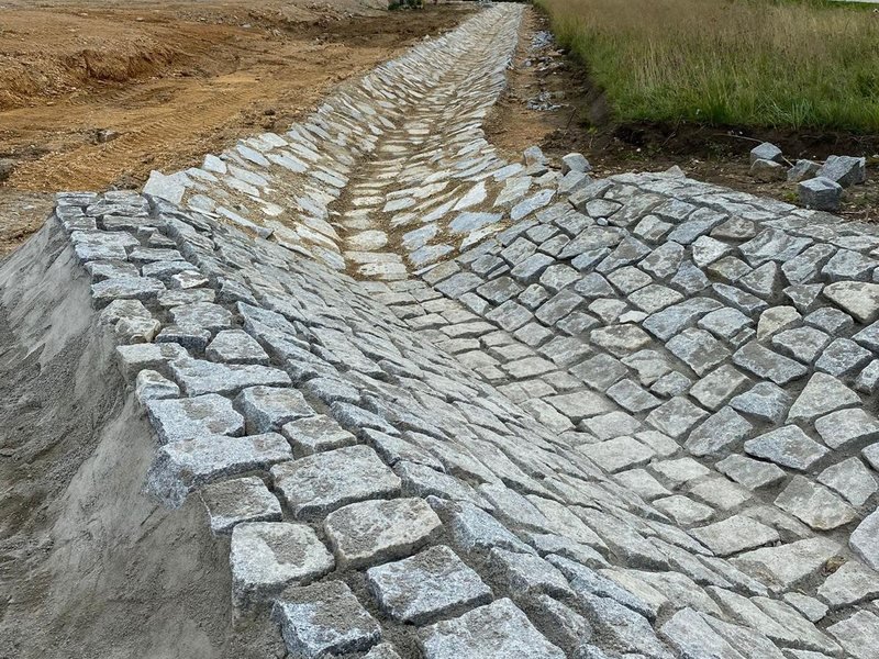 Odvodňovací příkop vydlážděný kamenem